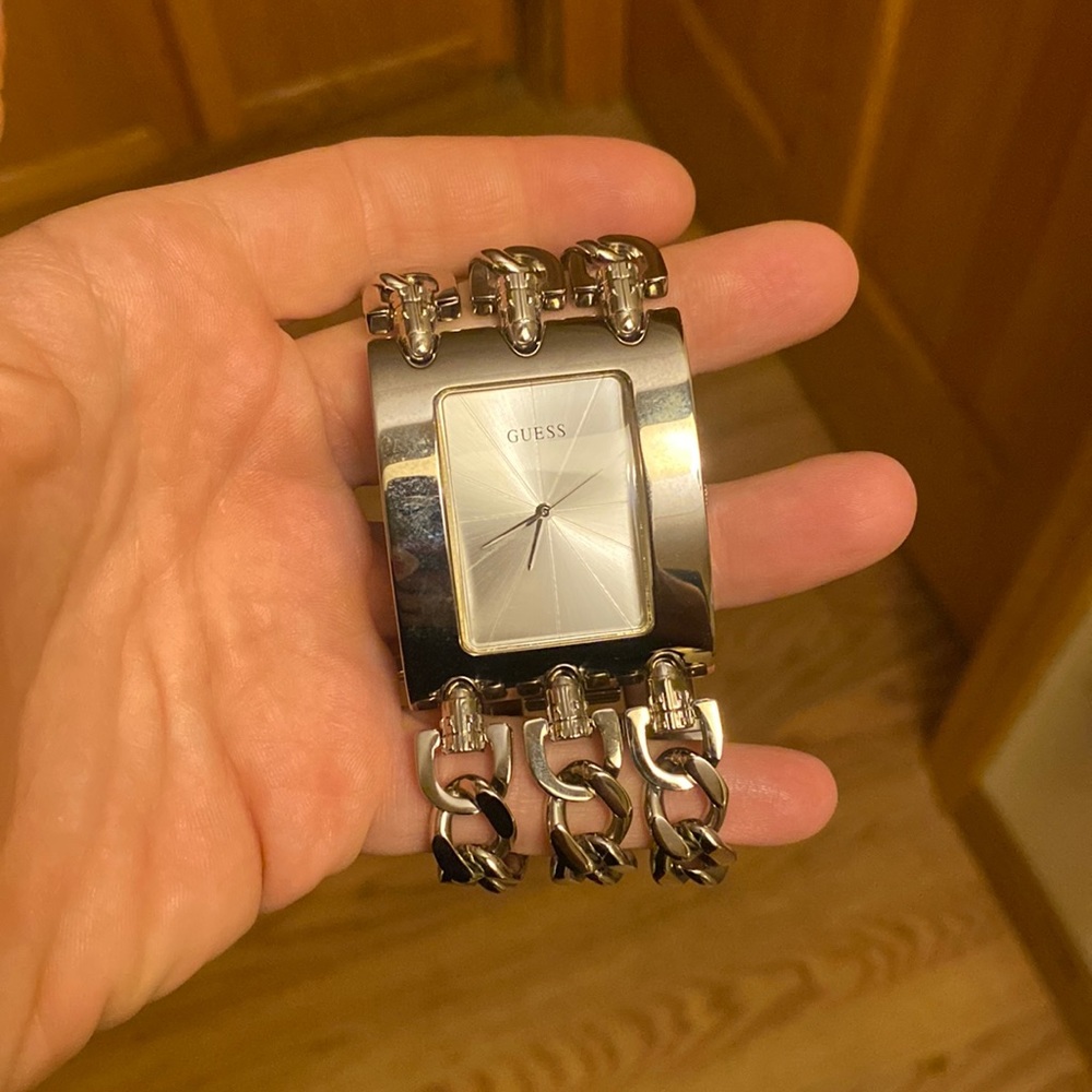 Guess chain watch